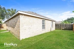 Katy house for rent - A small house with a grassy yard in front.