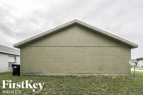 Orlando house for rent - A small building with a satellite dish on the side.