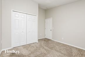 Orlando house for rent - a bedroom with two closets and a carpeted floor