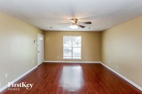 Horn Lake house for rent - A spacious room with a ceiling fan and wooden flooring.