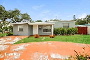 Hollywood house for rent - a small with a yard and grass