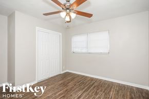 Hollywood house for rent - a living room with a ceiling fan and a window