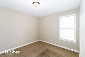 Memphis house for rent - a bedroom with a carpet and a window