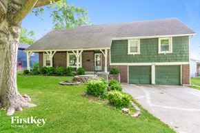 Grandview house for rent - A house with a green garage door is for sale.