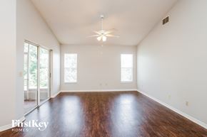 Orlando house for rent - A spacious room with wooden floors and a ceiling fan.