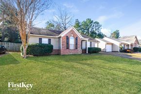 Cordova house for rent - a house with a lawn and a tree in the yard