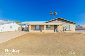 Peoria house for rent - a house with a yard and palm trees