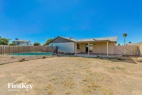 Peoria house for rent - a house with a yard and a swimming pool