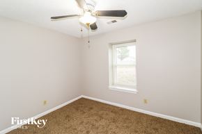 Memphis house for rent - a bedroom with carpet and a ceiling fan