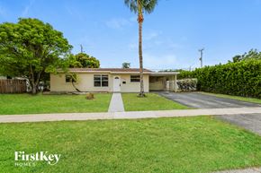 Hollywood house for rent - a small white house with a palm tree in front of it