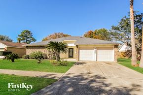 Houston house for rent - A house with a driveway in front of it.