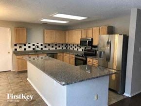 Arlington house for rent - A kitchen with granite countertops and stainless steel appliances.