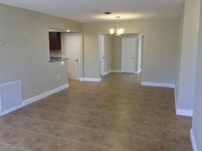Hollywood house for rent - A room with beige walls and floor tiles.