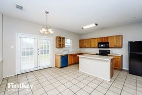 Fort Worth house for rent - the kitchen is clean and ready for us to use