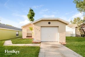 Orlando house for rent - A small house with a white garage door is for sale.