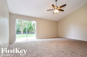Lakeland house for rent - A room with a ceiling fan and a large window.