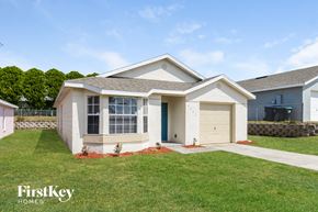 Orlando house for rent - a house with a lawn in front of it