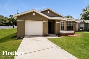 Orlando house for rent - a tan house with a white garage door
