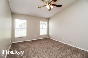 Orlando house for rent - the master bedroom has carpet and a ceiling fan