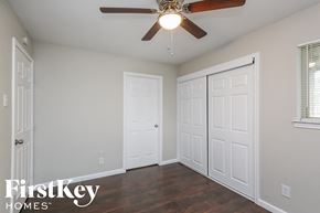 Dallas house for rent - a bedroom with two closets and a ceiling fan