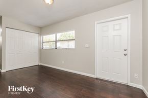 Orlando house for rent - A room with a white door and a window with blinds.