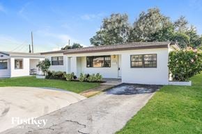 Miramar house for rent - a white house with a driveway and a lawn
