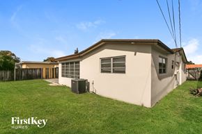 Miramar house for rent - the exterior of a house with a yard and a heater