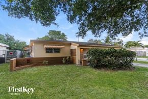 Miramar house for rent - a small house with a yard and a tree