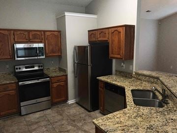 Southaven house for rent - a kitchen with granite counter tops and stainless steel appliances