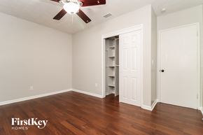 Tampa house for rent - the living room with a closet and a ceiling fan