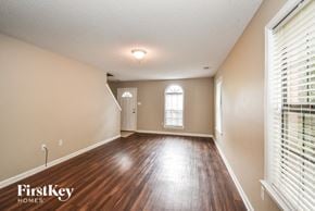 Cordova house for rent - A room with wooden floors and a window with blinds.