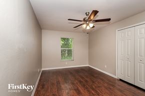Fort Myers house for rent - the spacious living room with wood flooring and a ceiling fan