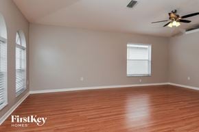 Ruskin house for rent - an empty living room with wood floors and a ceiling fan