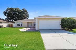 Lakeland house for rent - a white house with a lawn and a driveway