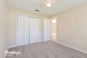 Lakeland house for rent - a bedroom with two closets and a ceiling fan