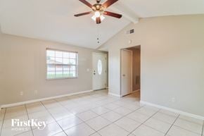 Tampa house for rent - the living room and dining room are spacious and clean with a ceiling fan