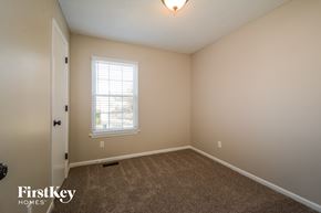 Kansas City house for rent - a bedroom with a carpeted floor and a window