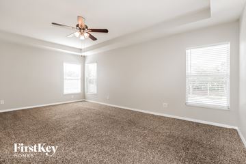 Riverview house for rent - a living room with a ceiling fan and a carpet