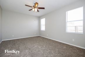 Riverview house for rent - a bedroom with carpet and a ceiling fan