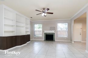 Spring house for rent - A spacious living room with a fireplace and a ceiling fan.
