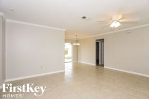Fort Myers house for rent - an empty living room with a ceiling fan