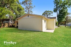 Tampa house for rent - a small yellow and in a grassy yard