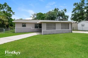 Tampa house for rent - A house with a well-maintained lawn in front of it.
