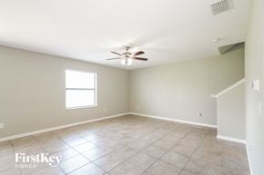 Ruskin house for rent - an empty living room with a ceiling fan
