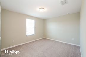 Ruskin house for rent - a bedroom with a carpeted floor and a window