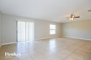 Ruskin house for rent - A spacious room with a ceiling fan and a window with blinds.