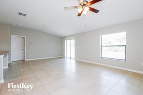 Ruskin house for rent - A spacious room with a ceiling fan and a window with blinds.