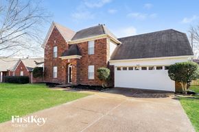 Lakeland house for rent - A brick house with a white garage door.