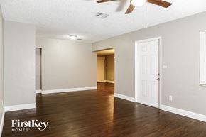 Cutler Bay house for rent - the living room and dining room with hardwood flooring and a ceiling fan