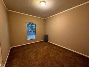 Alameda apartment for rent - A room with a carpeted floor and a window.